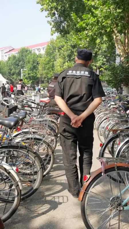 考上清华大学,开学第一天免费领取自行车,排队选车中