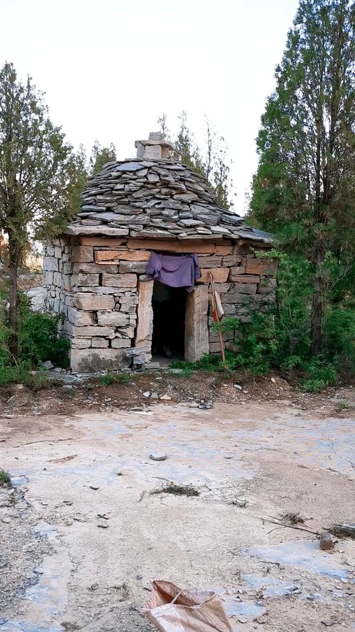 我相信大多数人都不知道这石头小屋在我们农村的山坡上是干嘛的