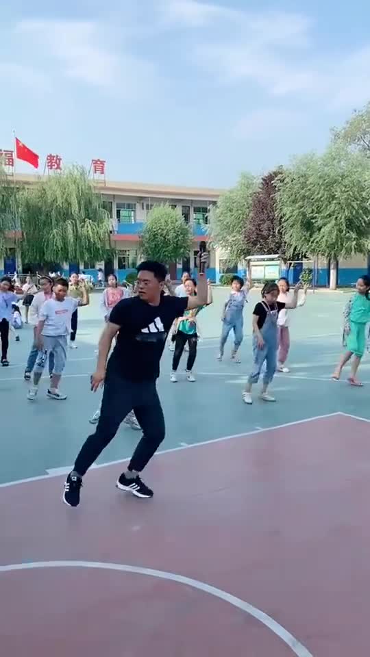 张鹏飞校长亲自带领学生学习鬼步舞
