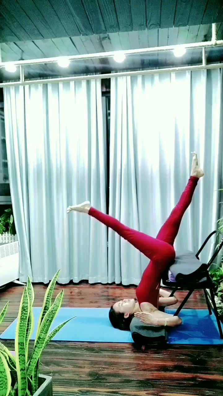 表白女神#桥式肩倒立,猜我是怎么进入这个体式的?