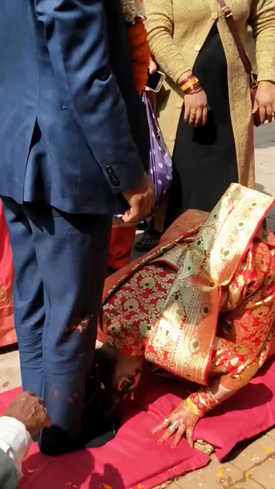 我要上热门#印度结婚新娘必须要给新郎磕头,表示会永远听命于丈夫没 