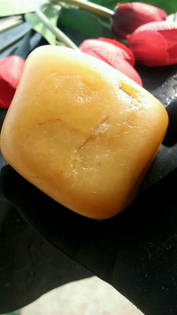 金丝玉冻光籽料鸡油黄.