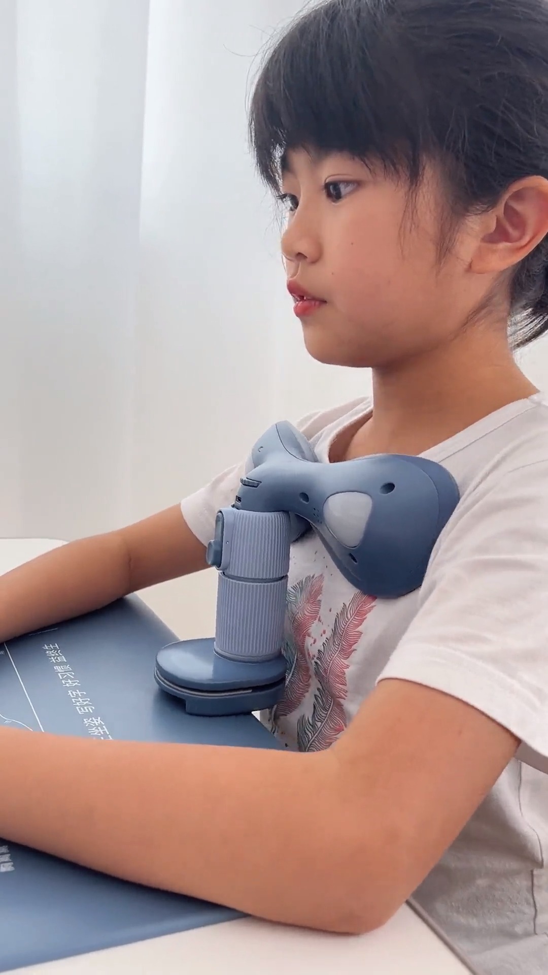 用猫太子坐姿卫士,让孩子挺直腰部,不挑桌形#猫太子#-度小视