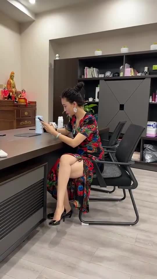 偷拍公司老板娘