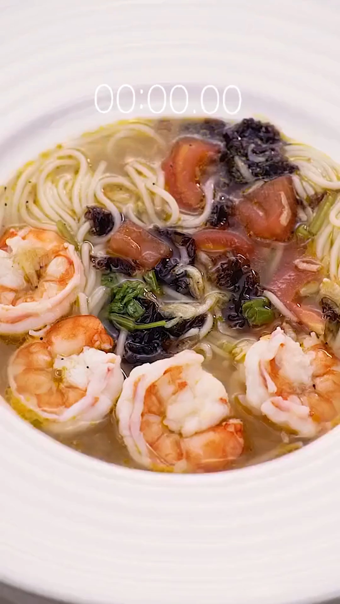 这款简单到新手都会做的鲜虾汤面,你想叫谁给你做呢?