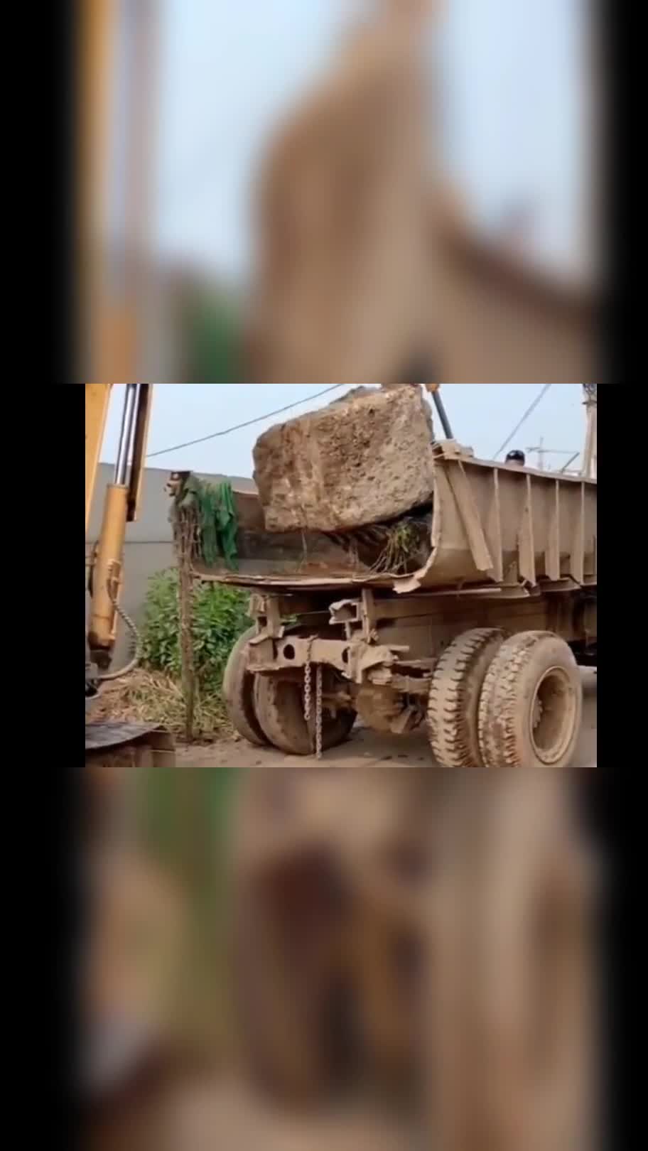 挖掘机老司机演示,什么叫搬起石头砸自己的脚