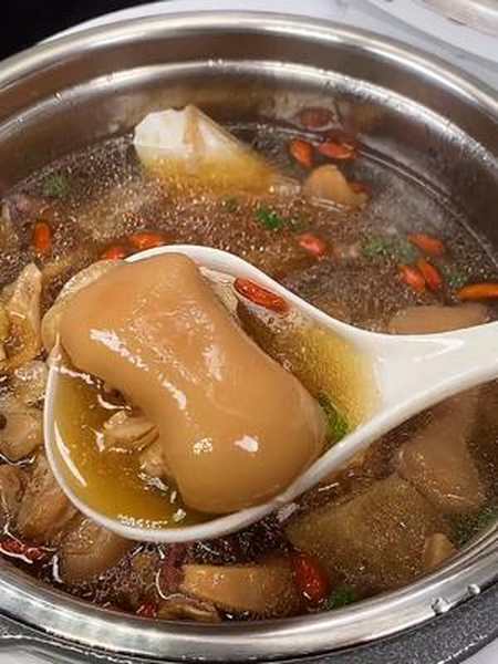 墨鱼猪脚汤味道鲜美营养丰富适合产后妈妈喝的汤煲汤美食推荐官