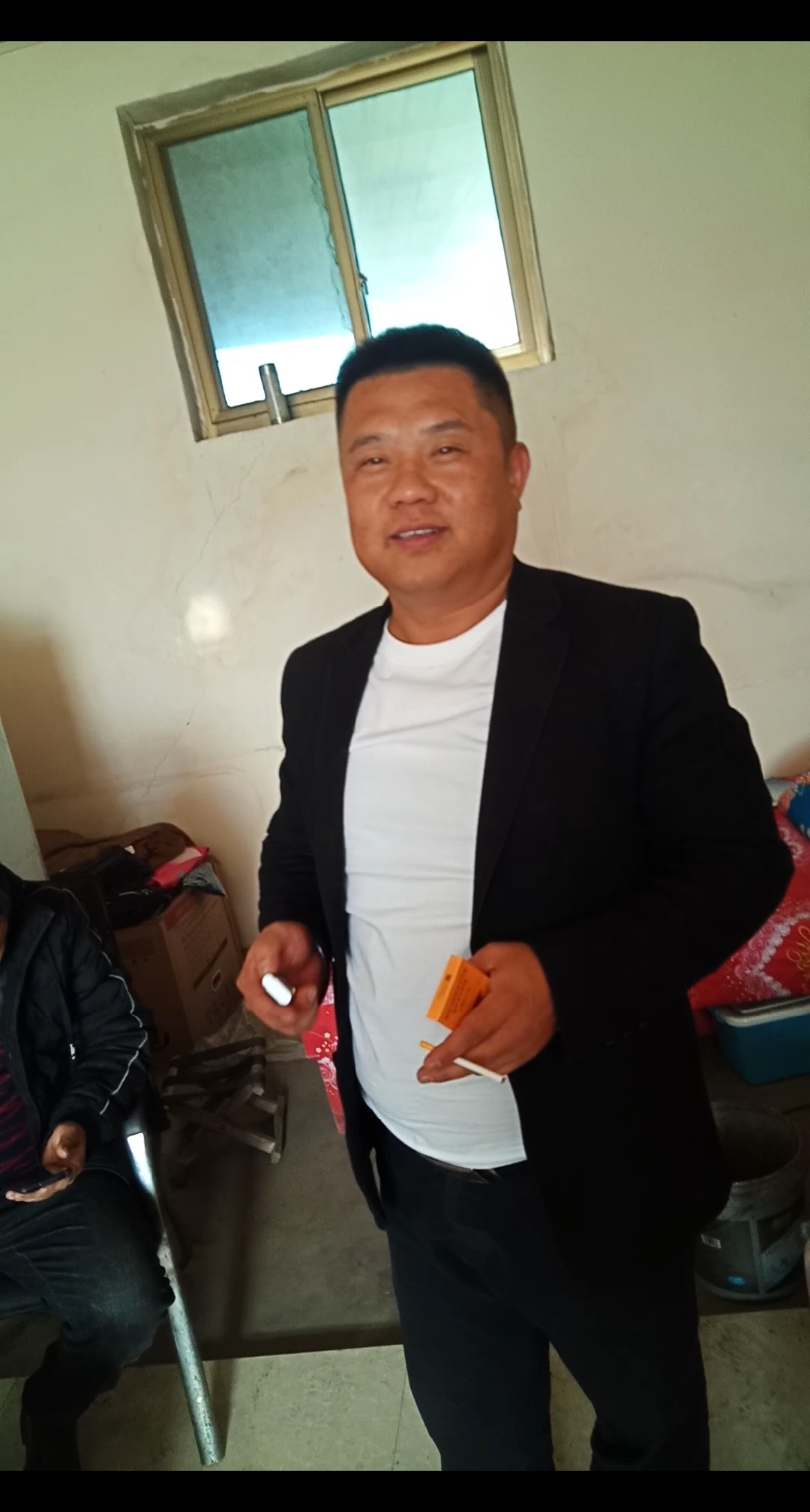 乡村生活#穿着白秋衣小西服利索索滩儿哥,滩儿哥带头,酒后回头,还要