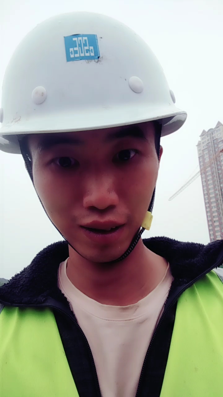 下雨了,工地捡矿泉水瓶子