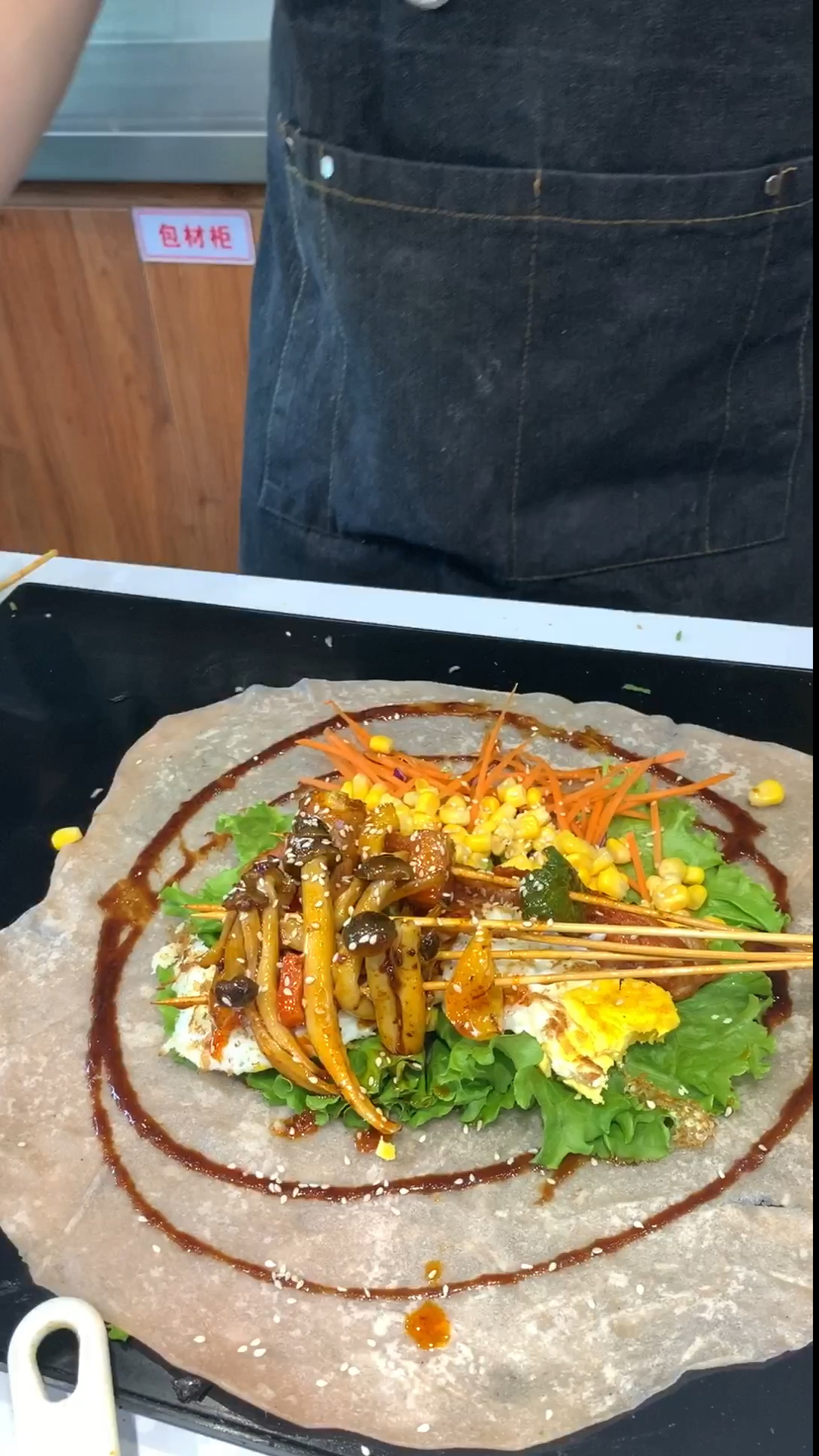 炸串卷饼,上班族学生党最爱,每天400个不够!夫妻俩每天忙不停