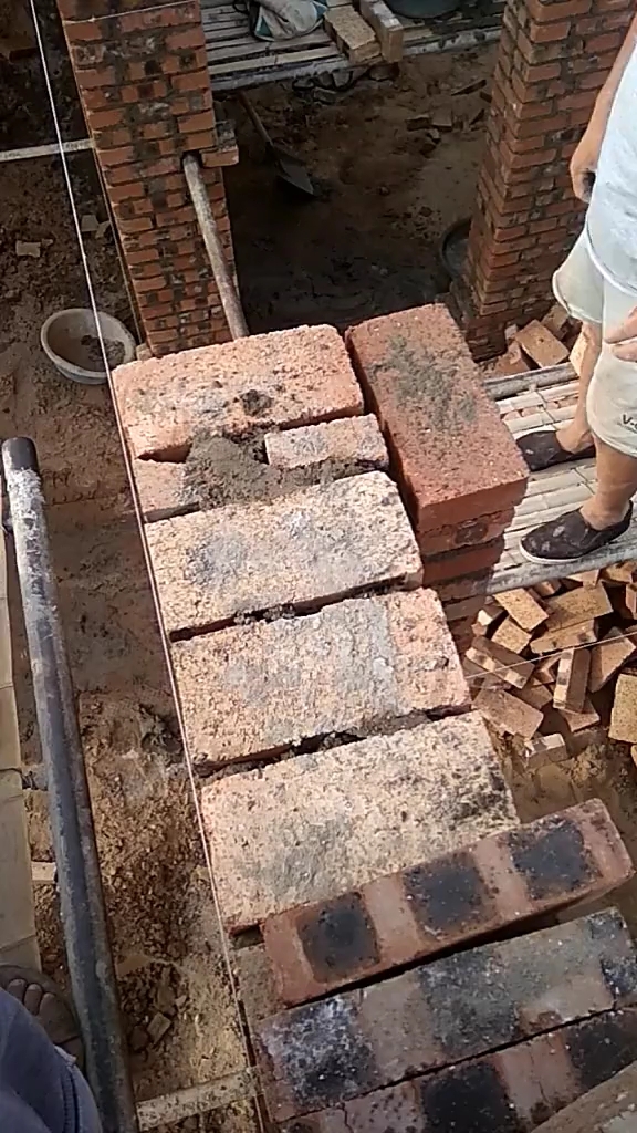 第一次砌24墙带37的垛子,快砌好了,老师傅说这样砌不对,赶紧拆了吧,哪