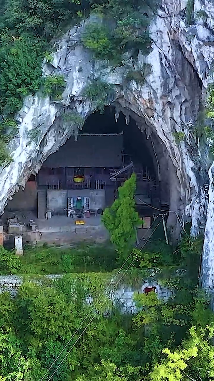贵州一山洞有一栋100多年的老房子,还拉了电线,至今还有人居住,这是