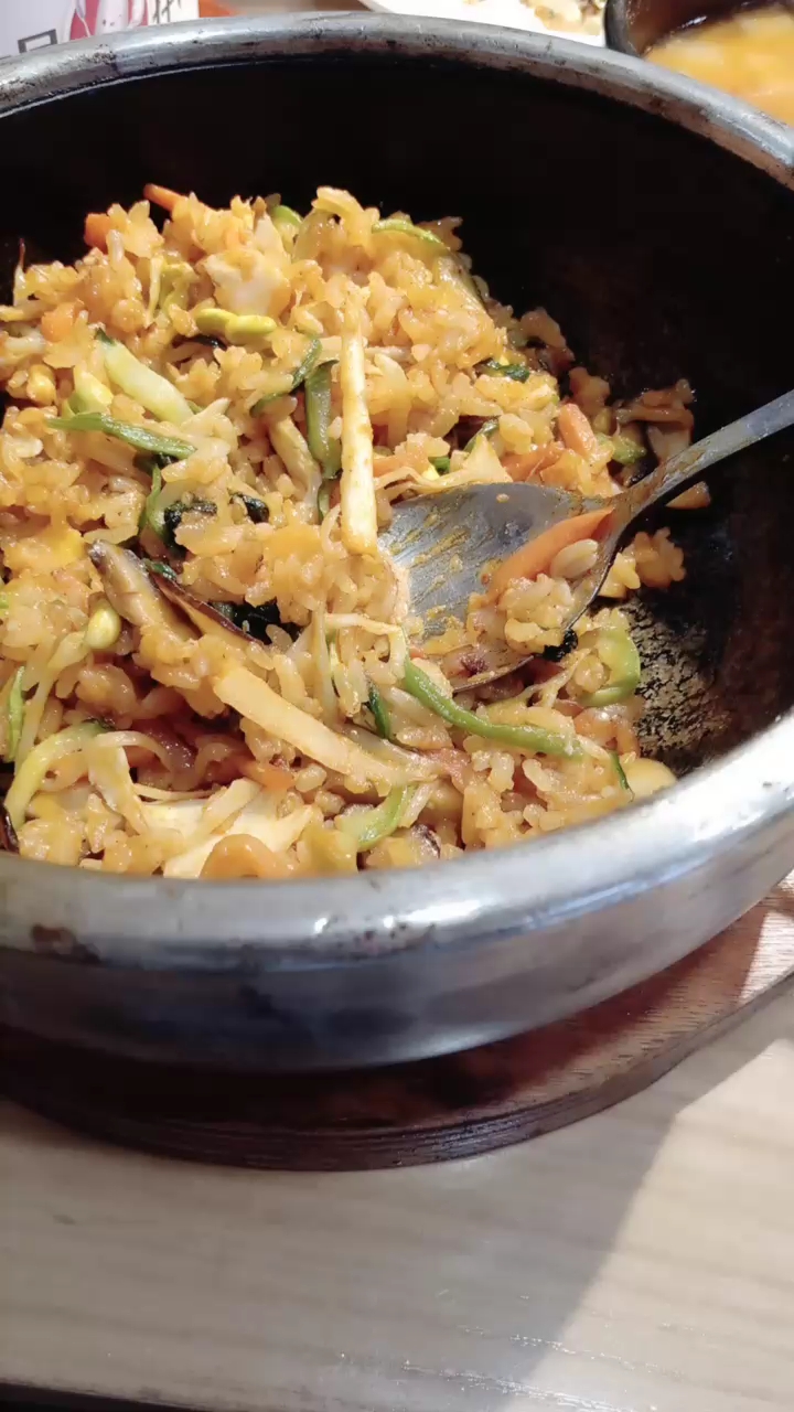 用盆吃饭的女人