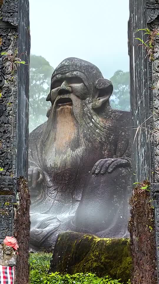 老子像,被人们戏称"老子天下第一",是中国保存下来的体积最大,雕刻