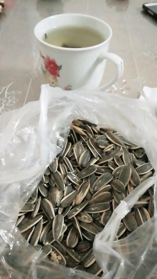 吃着瓜子,喝着茶水,等待2019到来