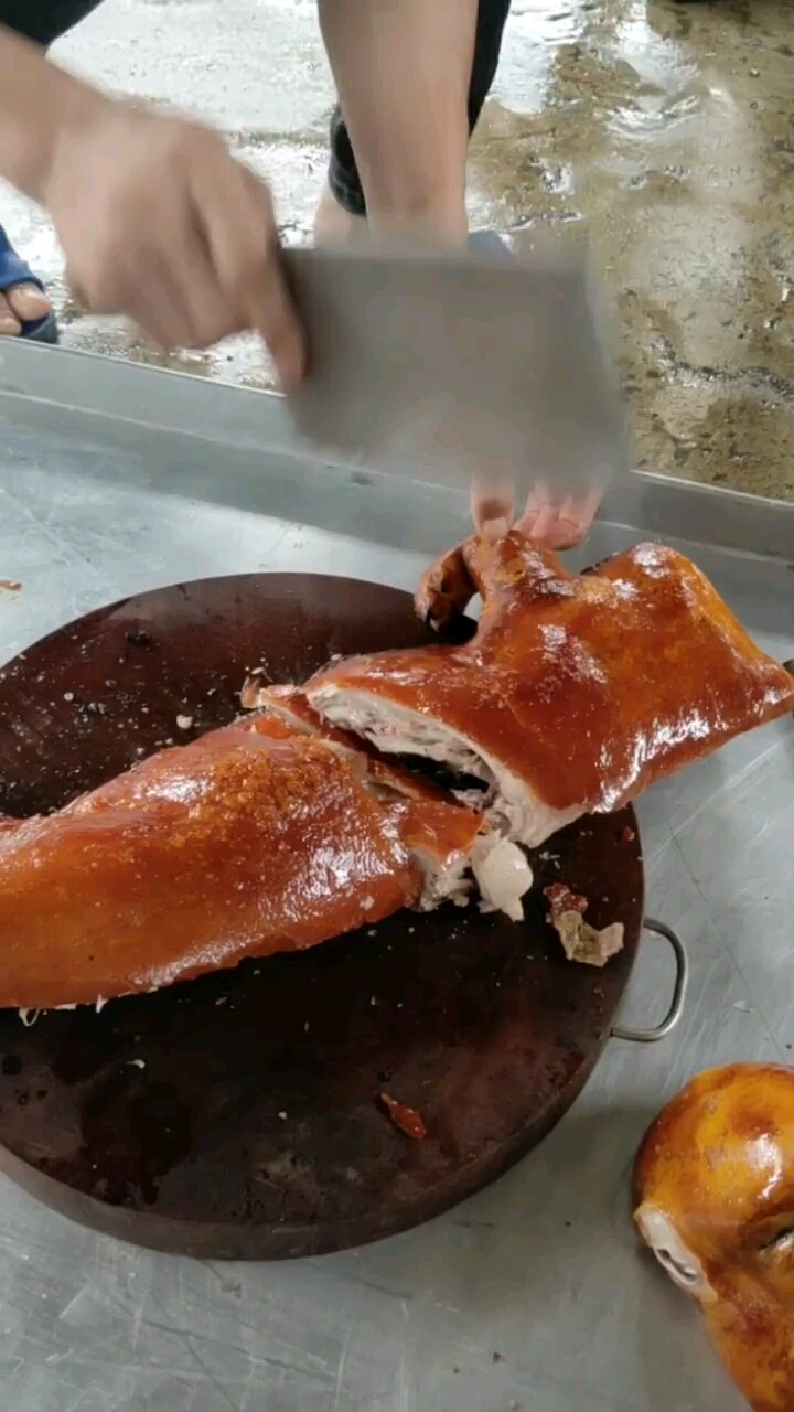 这才是真正的脆皮烧猪,一刀切开后的我口水直流!