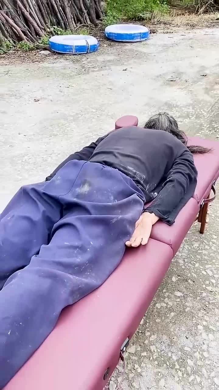 无论夏天有多热,无论干活有多累,无论条件如何,老修行都坚持正午晒背1