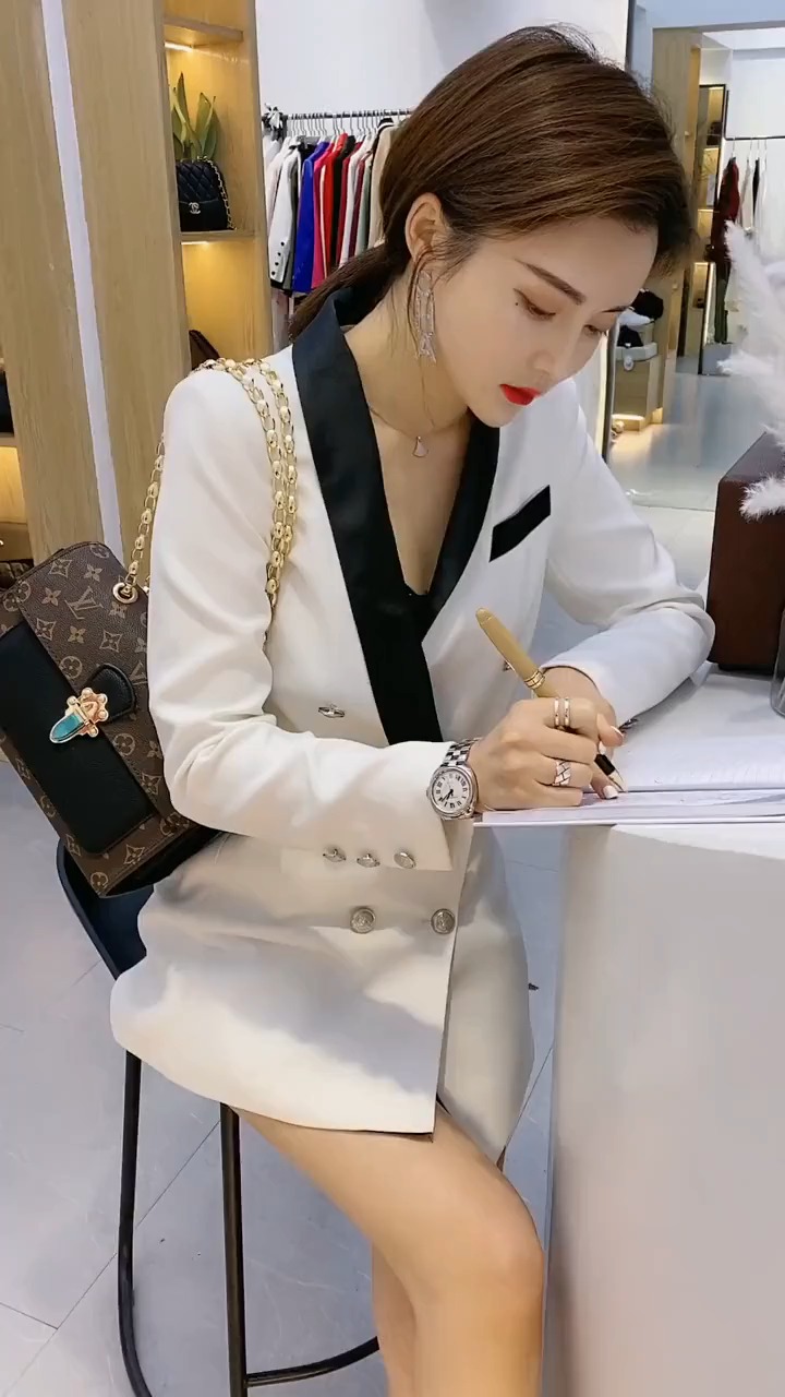 明星娱乐#今天老板娘来店里查账,漂亮的气质不比女朋友差