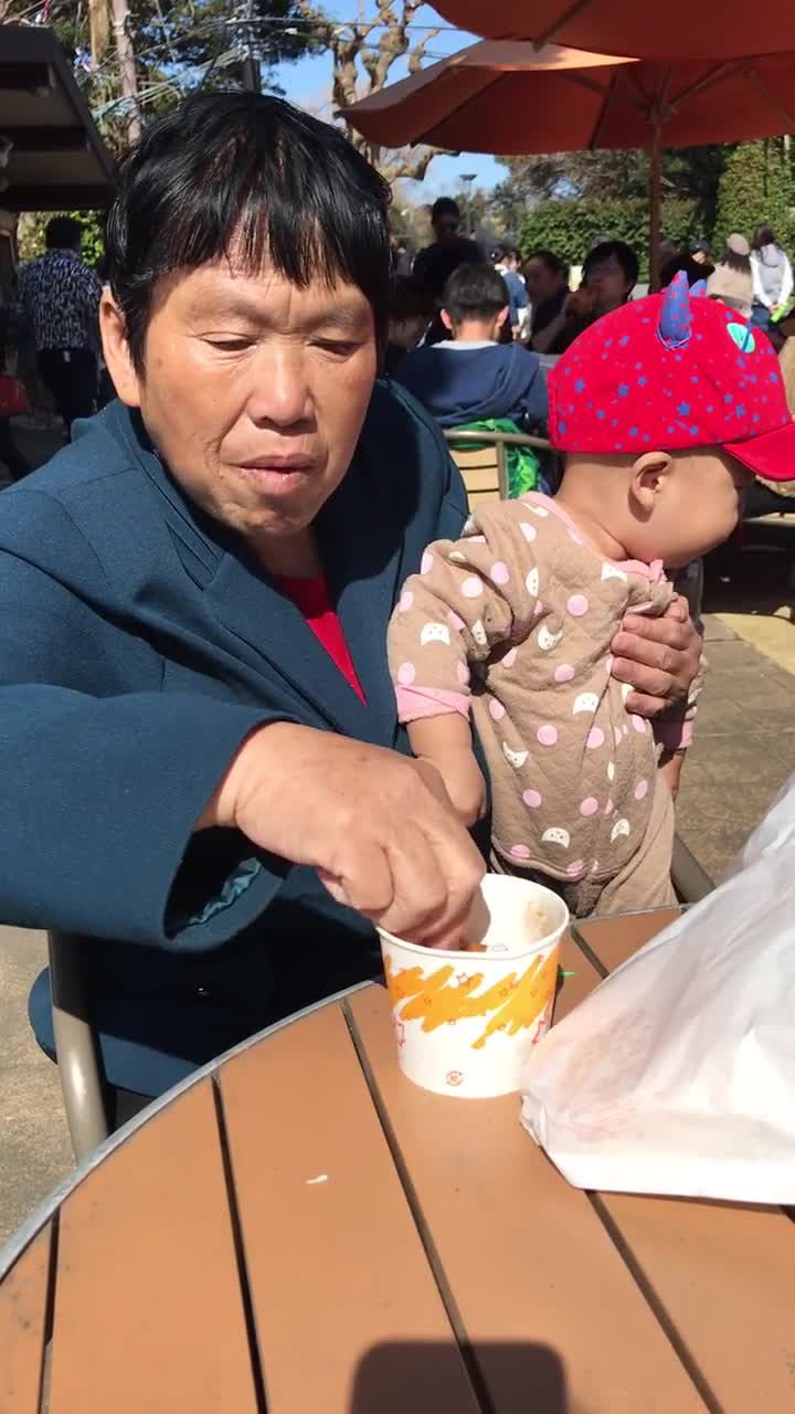 小家伙在吞口水了