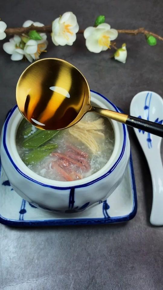 莼菜鸡丝羹 西湖莼菜,相传乾隆皇帝巡视江南,每到杭州都必以莼菜调羹