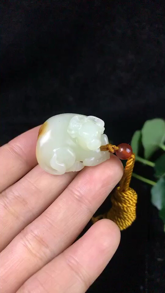 精品和田玉红皮俄料生肖牛,牛气冲天