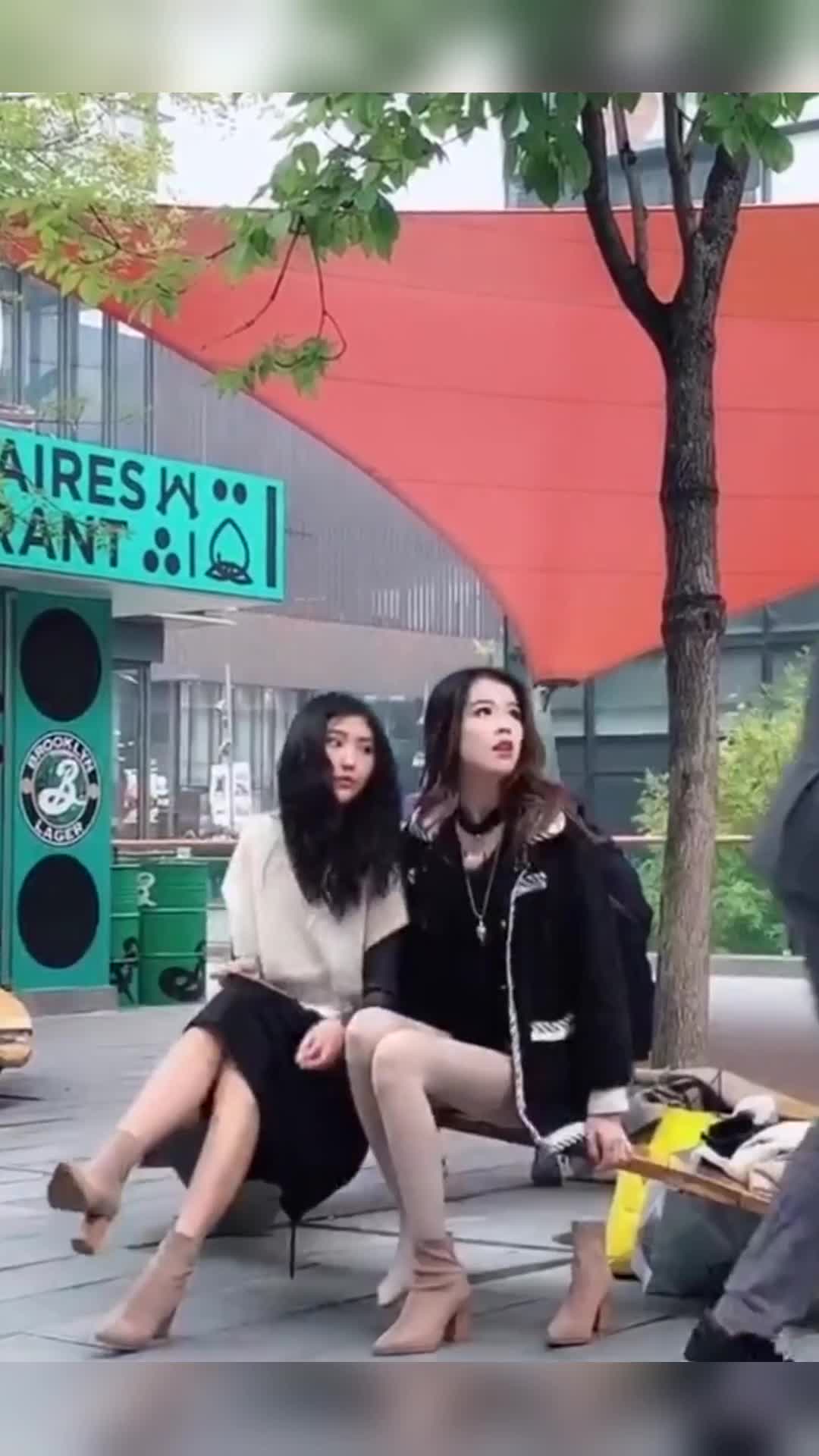 我要上热门#美女路边脱鞋,藏在鞋底的100块钱掉地上了,突然被路人捡