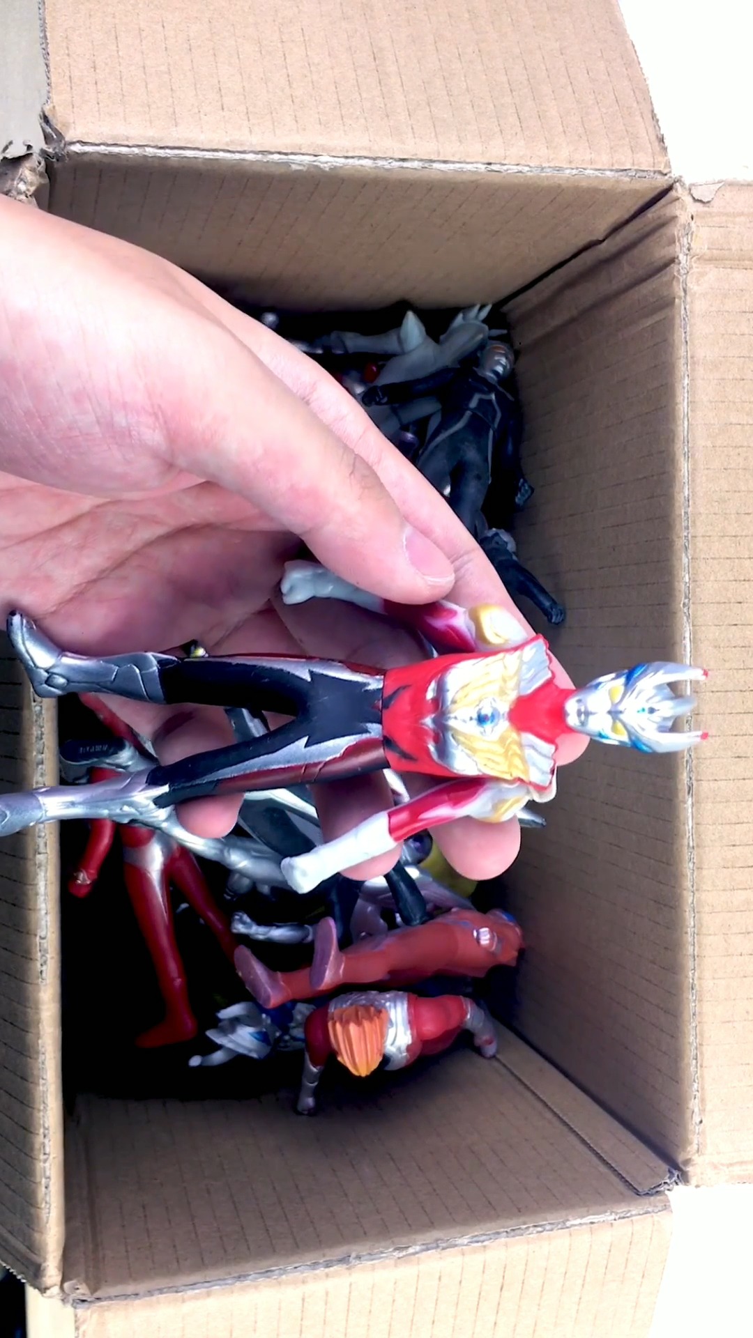 废纸箱里发现奥特曼人偶玩具泰罗诺亚罗索奥特曼