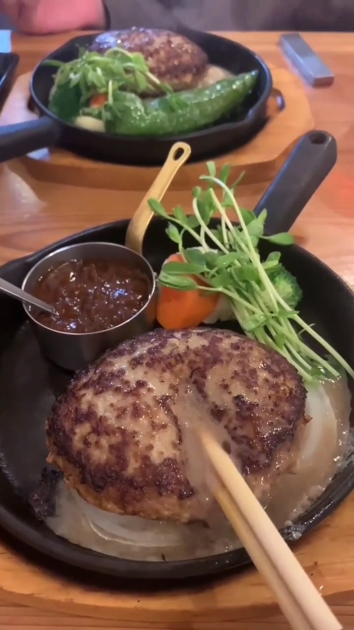 日本餐厅里的特色铁板牛肉汉堡