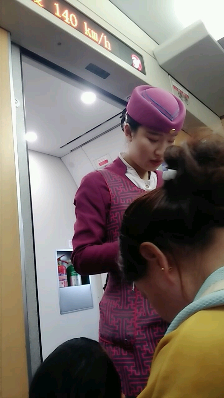 最美火车列车员