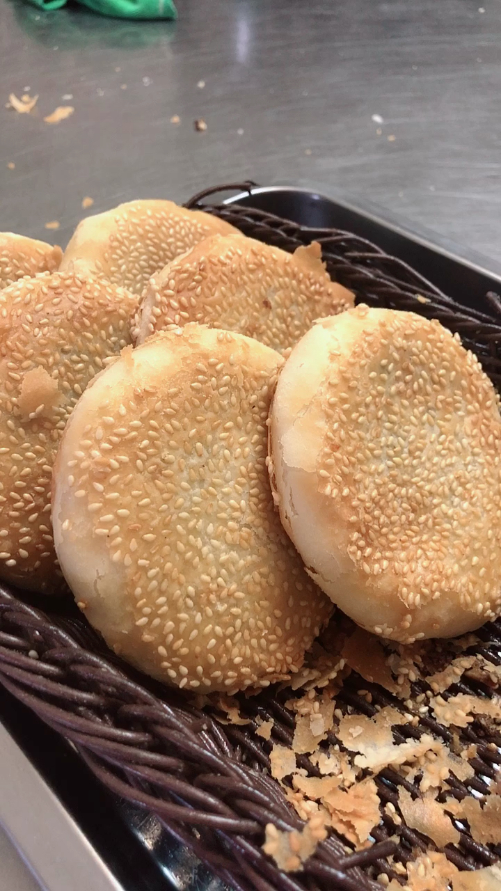 面粉一斤加酵母泡打粉各五克,温水350克和成面团,干油酥三百克面粉加