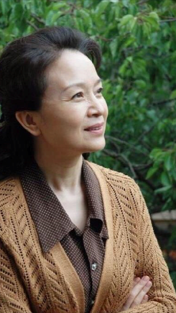 国民老妈刘莉莉近照曝光,61岁肌肤光滑富态足,一改荧幕市井形象