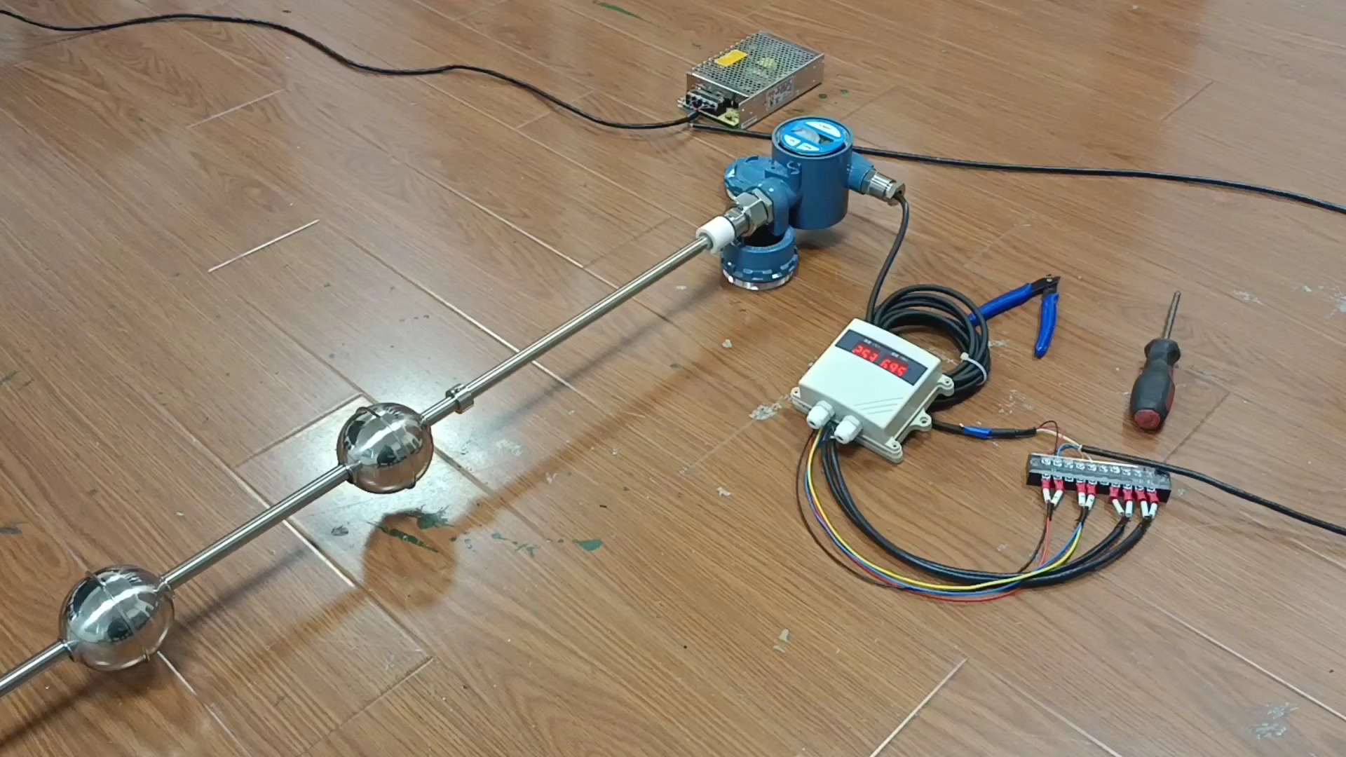 佑富双液位磁致伸缩液位计带rs485信号输出现场演示