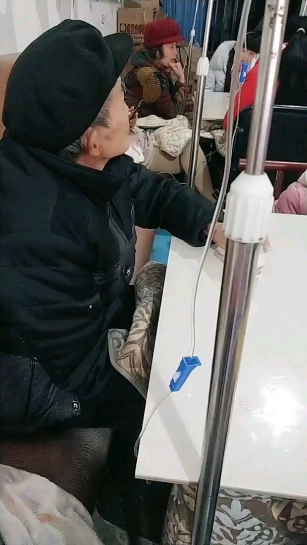 爷爷打针没好,又转去医院了