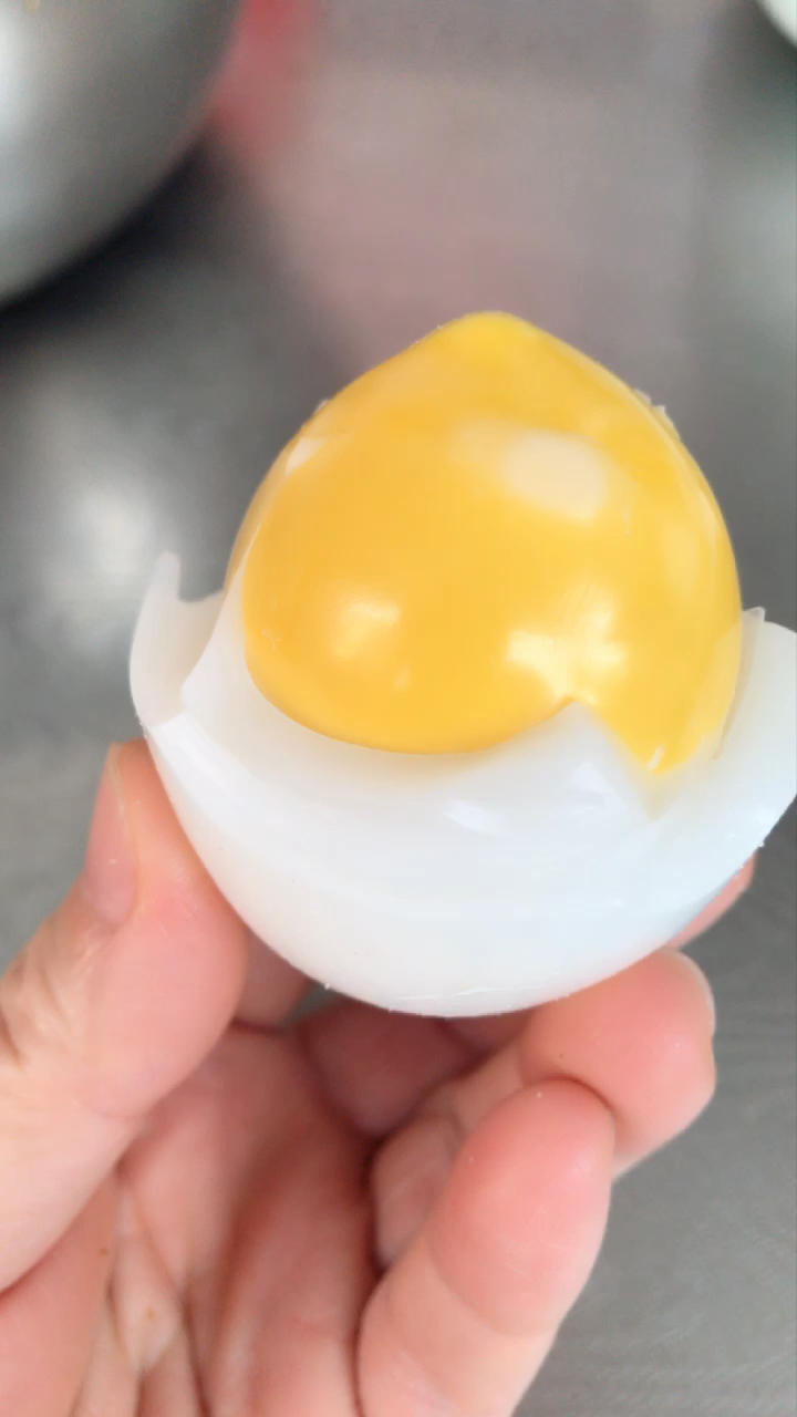 鹅蛋黄上面的黑色圈圈是什么!能吃吗?求解,有谁能告诉我吗?