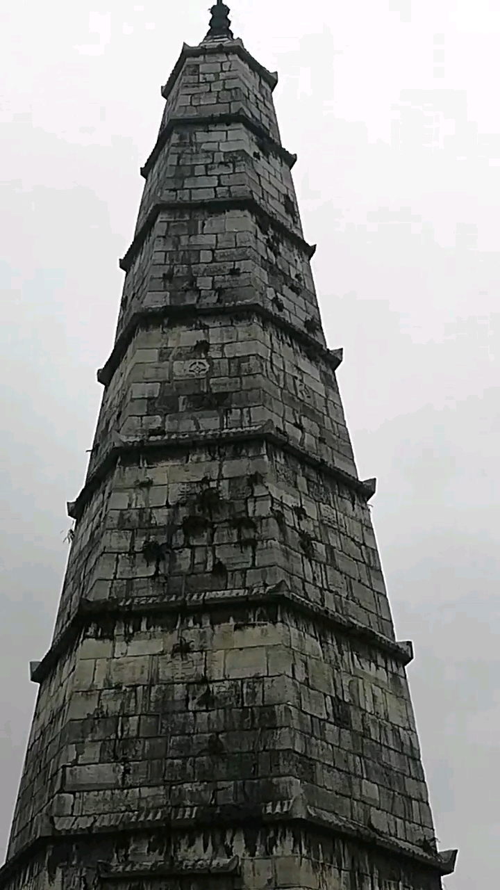 都匀地标之一文峰塔,坐落于剑江河畔,风雨桥头,经历了岁月的沧桑
