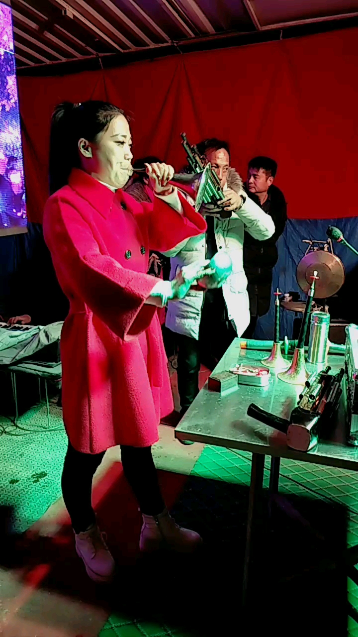 美女唢呐吹得不错