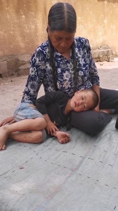 3岁时,凉山小孩的父亲得重病去世了,母亲随即改嫁,现在他和奶奶生活!