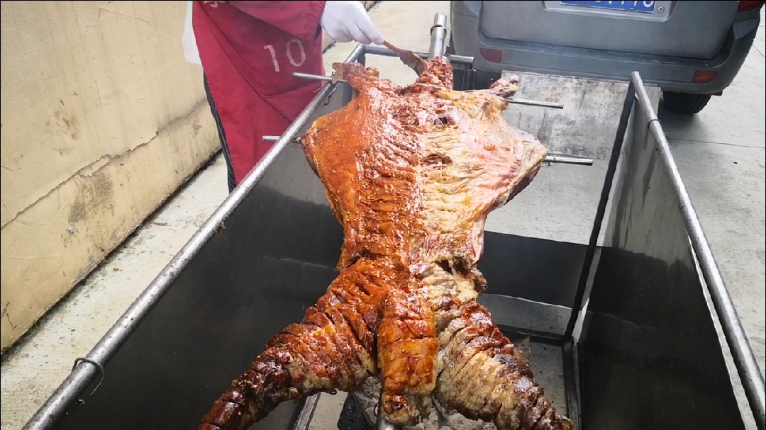 最爱之城#李大山烤全羊,嘎嘎香老远就闻到香味儿