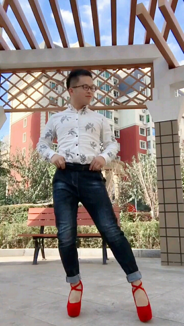 我和秋天撞个满怀#男人穿高跟鞋,要火了