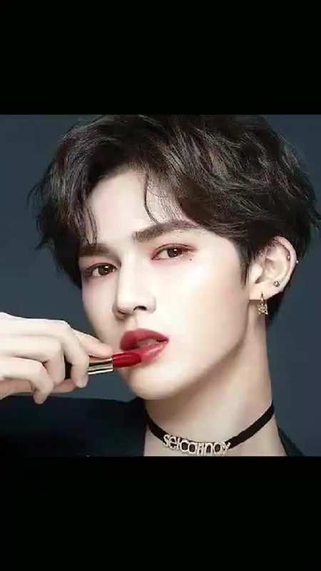 男明星代言口红,王一博高冷,肖战帅气,看到易烊千玺,是心动啊!