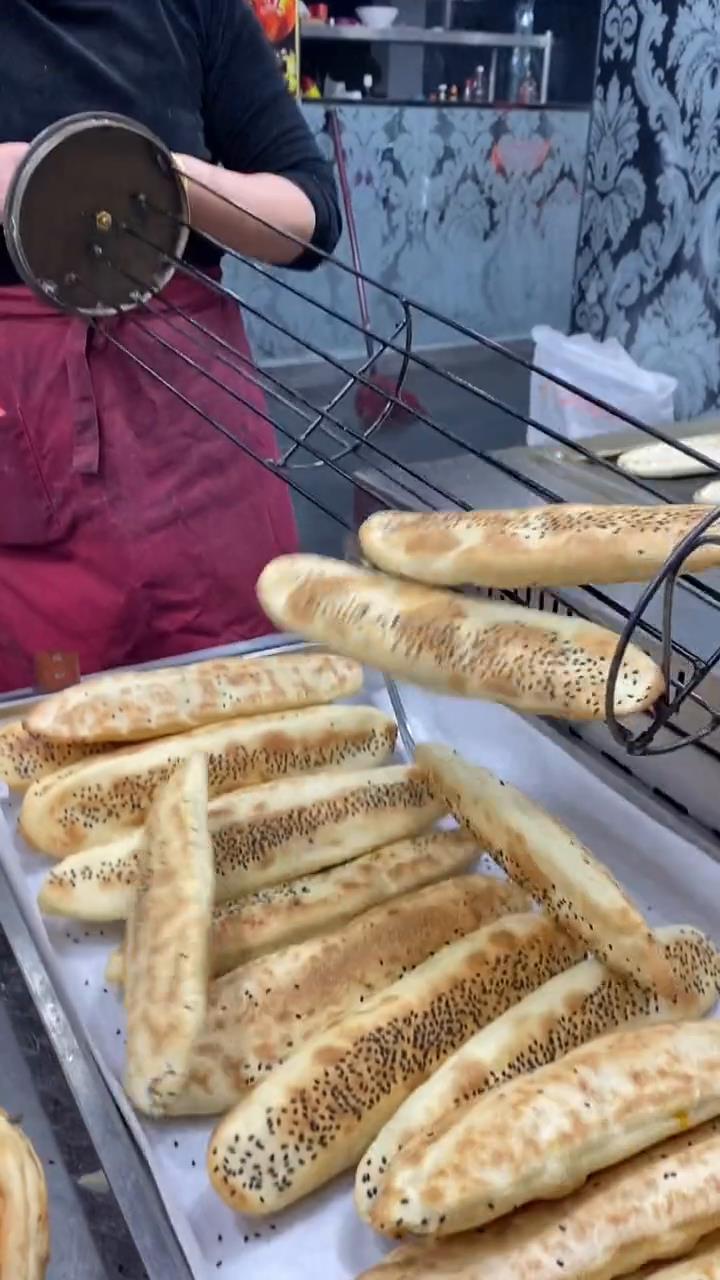 摆摊#油酥烧饼 从早上开门就忙到晚,很想休息一下,看着门口排队等着的