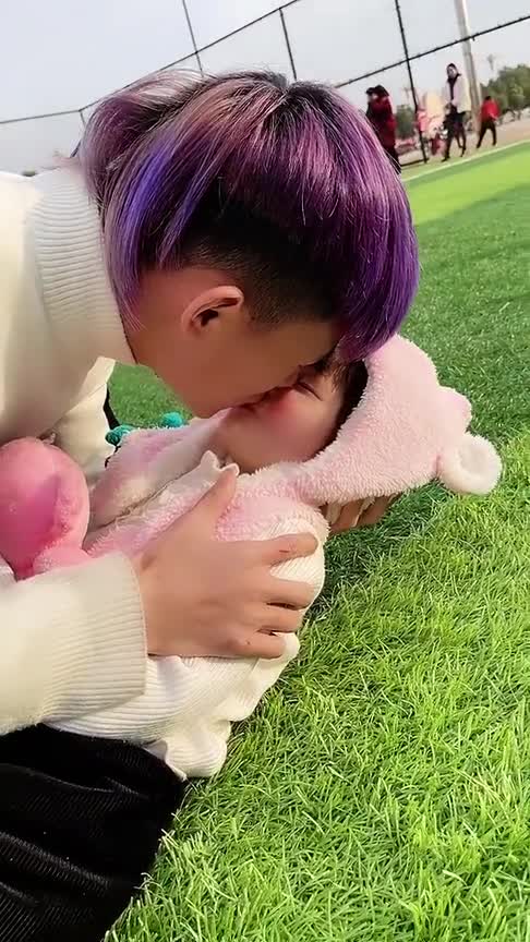 这么小初吻就不在了哥哥抱着妹妹上去就亲,结果被妹妹嫌弃太意外!