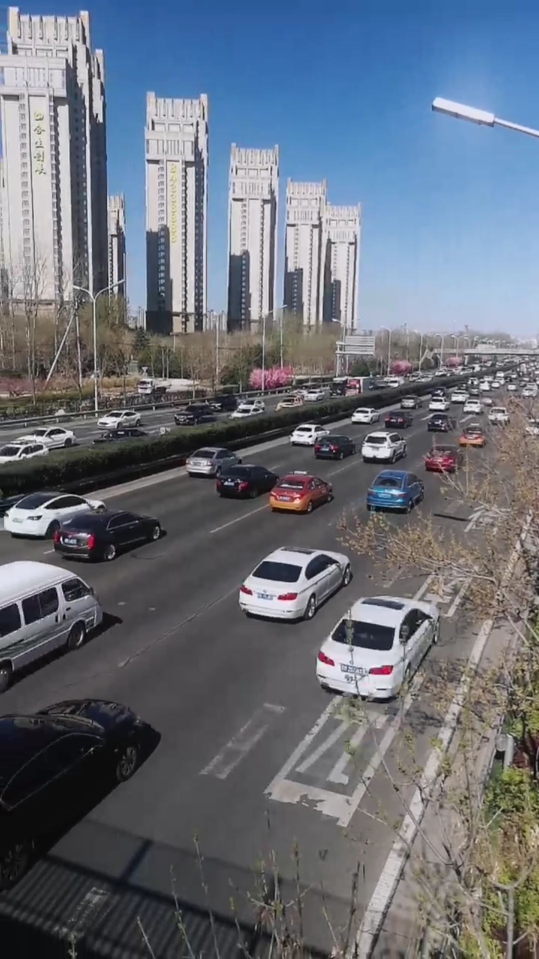 北京四环路早高峰车流不息!