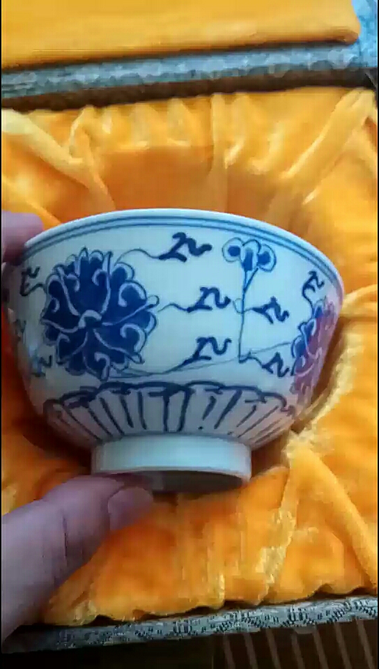 清光绪官窑内造款青花缠枝莲纹碗一对,比较少见了,这品相上档次.