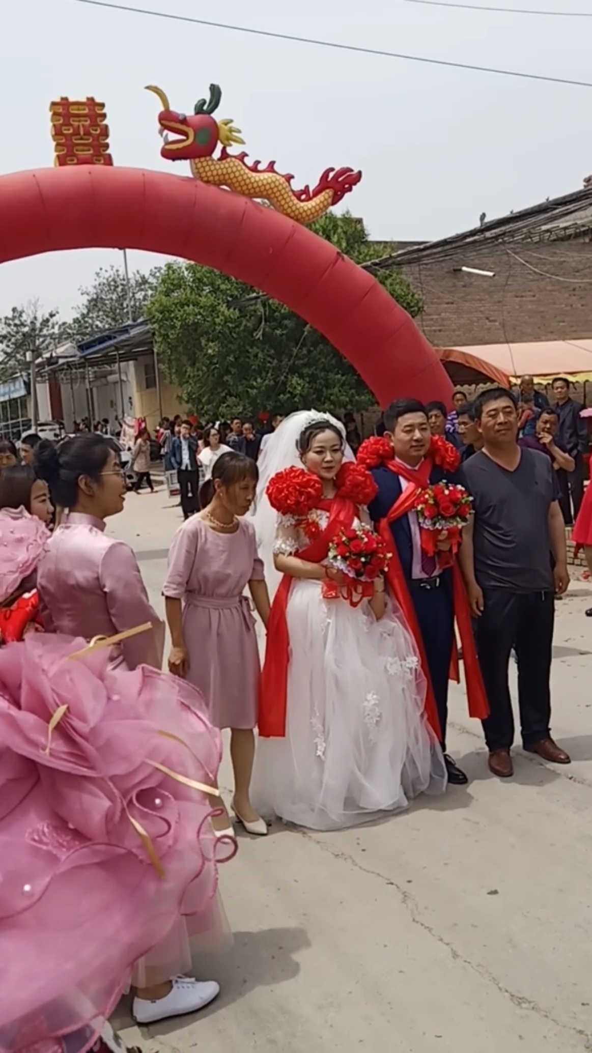 舅舅妗妗为一对新人披红戴花9999-度小视