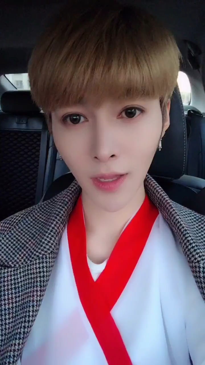 红衣小哥邰老板