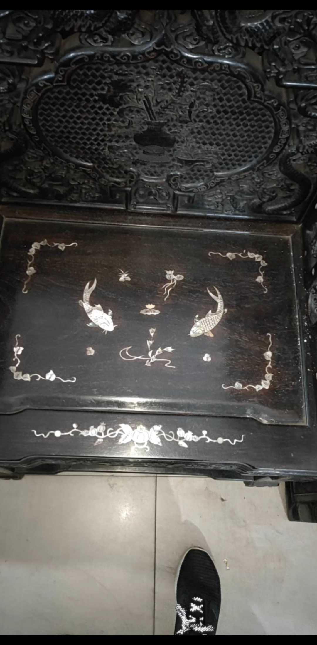 一套小叶紫檀镶嵌贝壳的老家具