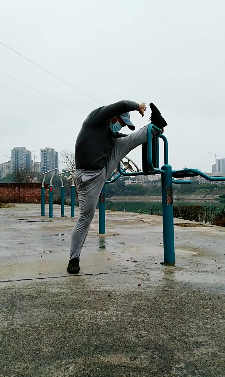 健身宁教练传递健身正能量#压腿练习