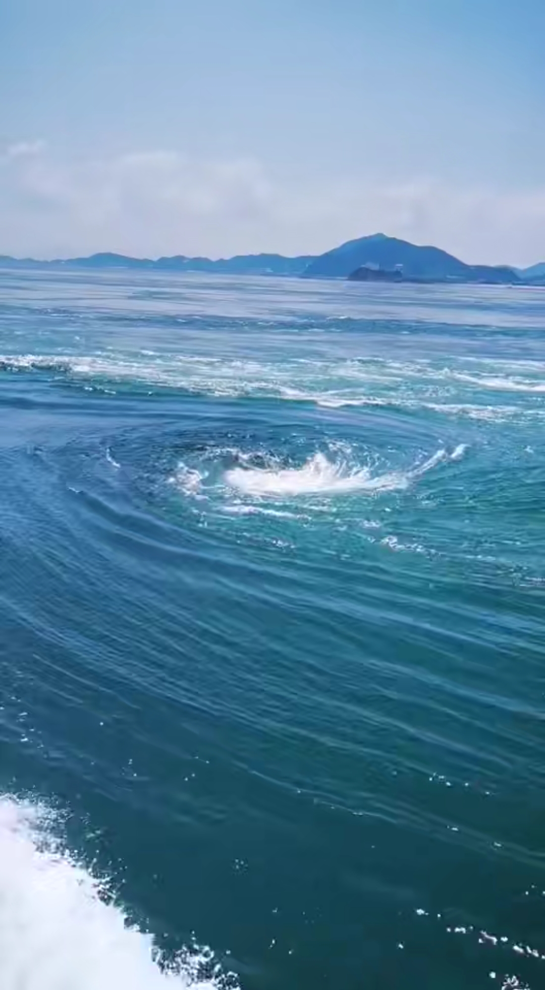 鸣门海峡涡潮,现场简直美呆了.