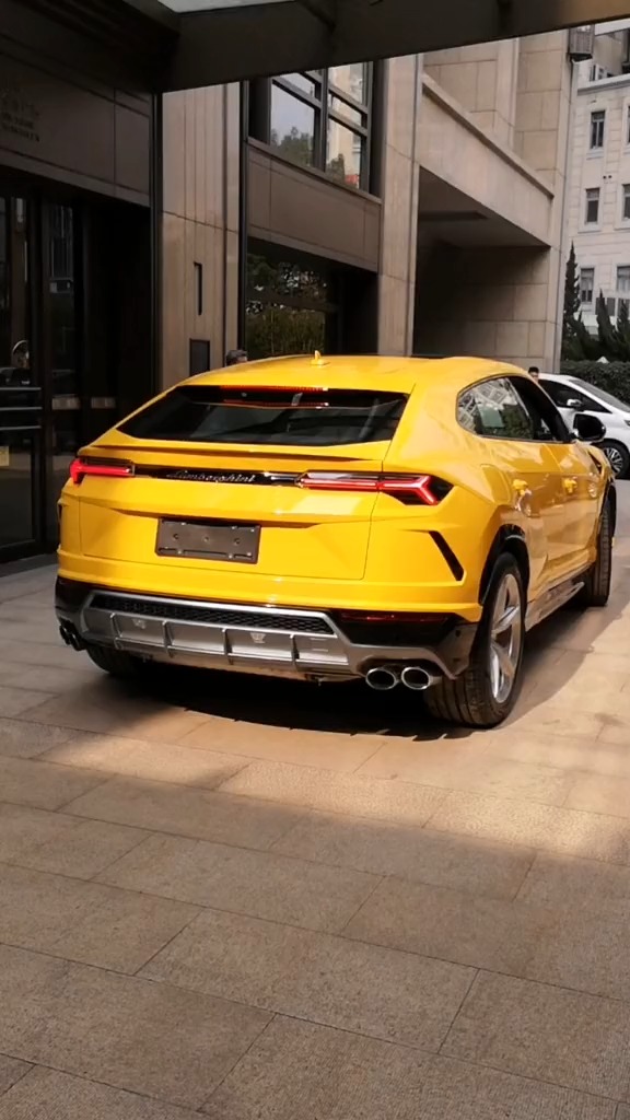 这车多少钱,咱也不敢问,咱也不敢说,人见人爱的大黄牛